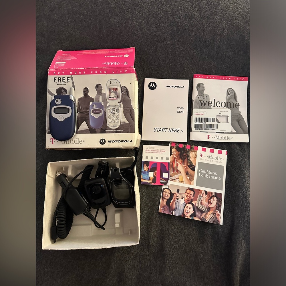 Motorola v300 GSM Flip Phone - T-Mobile - Used
